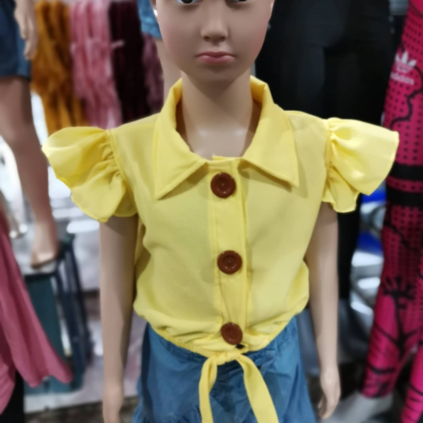 Blusa de niña con cuello camisero, mangas de olán y amarre