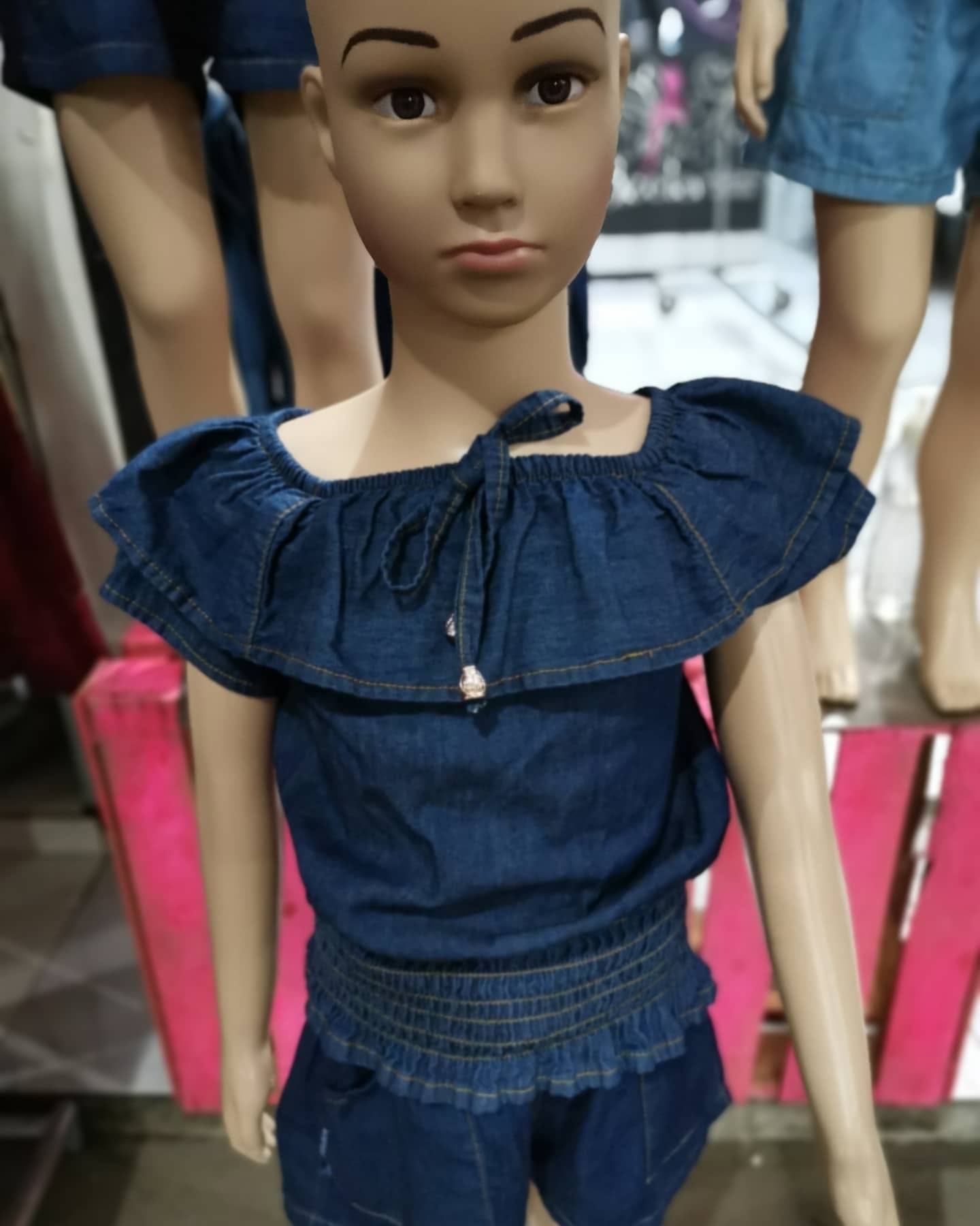 Blusa de mezclilla de niña con olán en el cuello y cintura fruncida