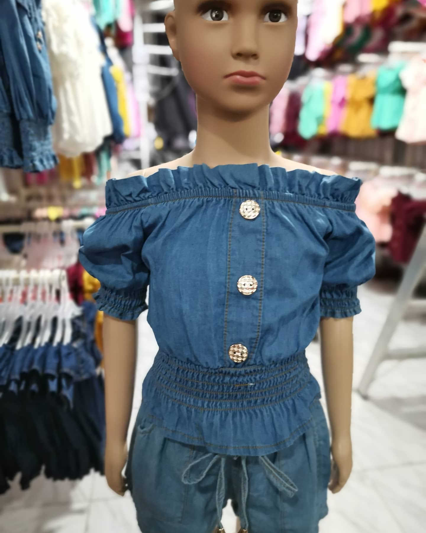 Blusa de mezclilla de niña campesina con cintura fruncida y botones de perla
