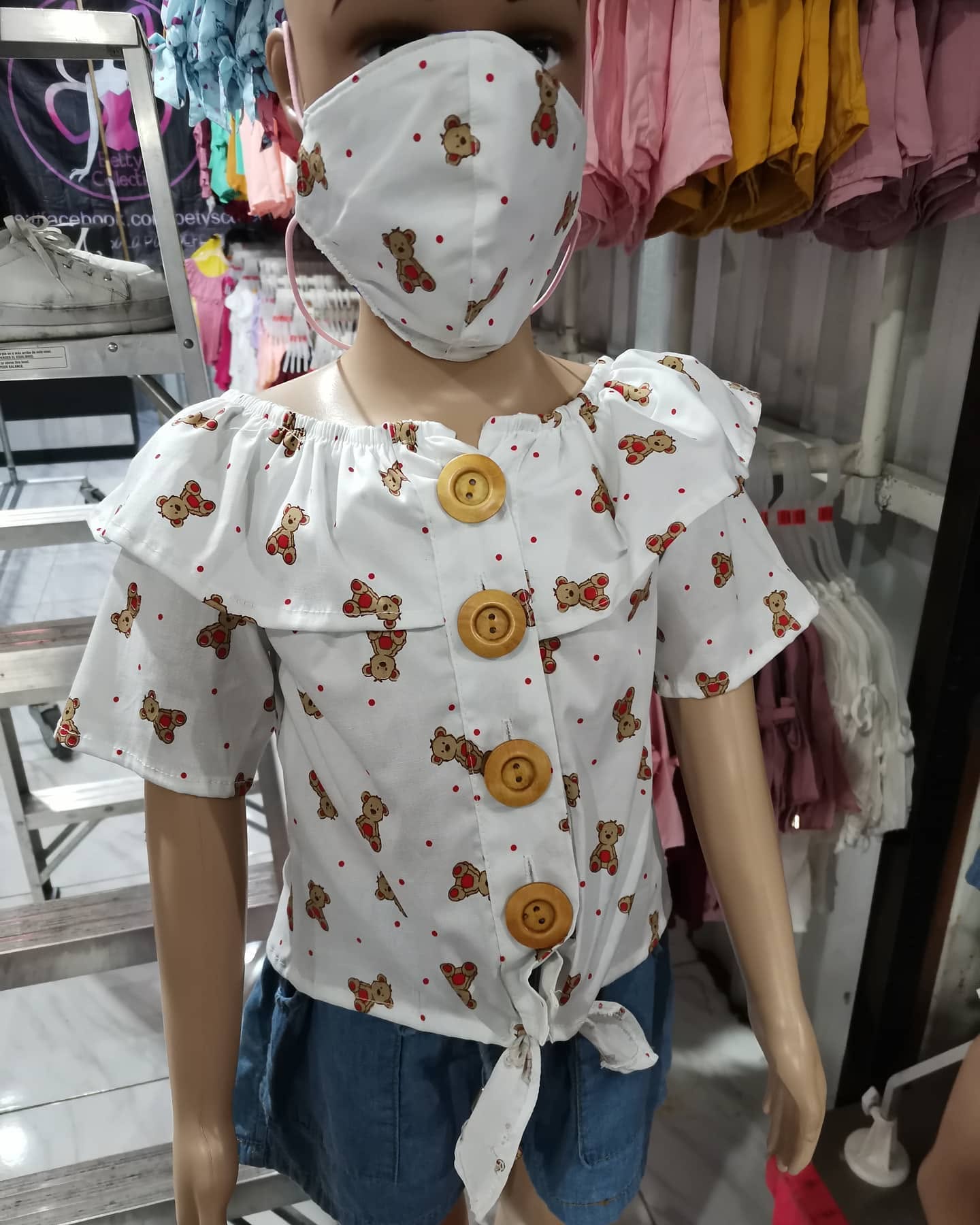 Blusa campesina de niña estampada con olán y botones de madera