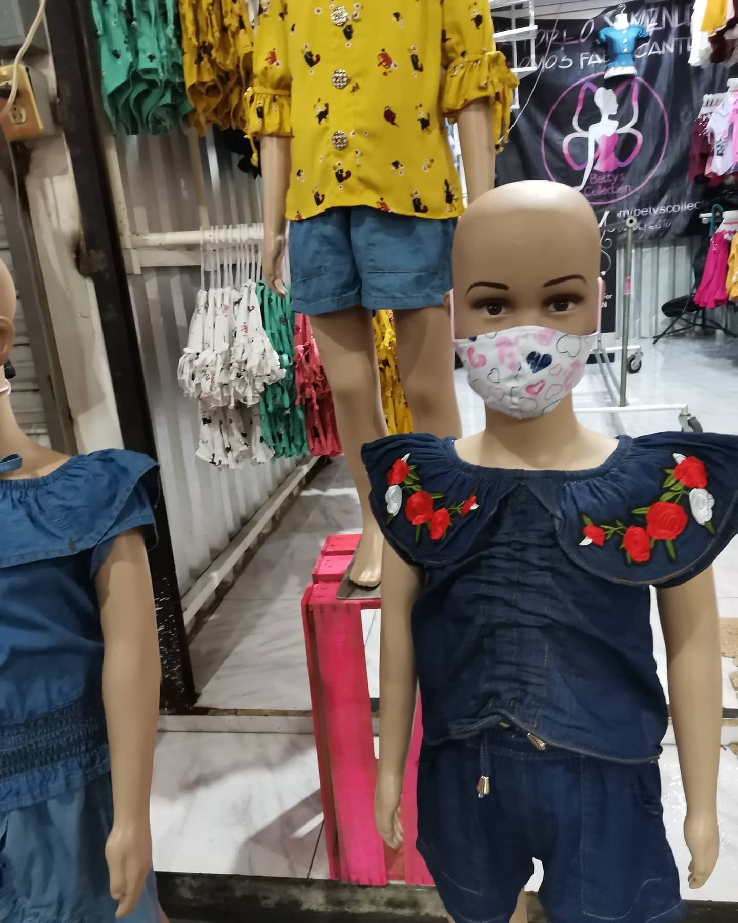 Blusa de mezclilla de niña con olán bordado de flores y jareta