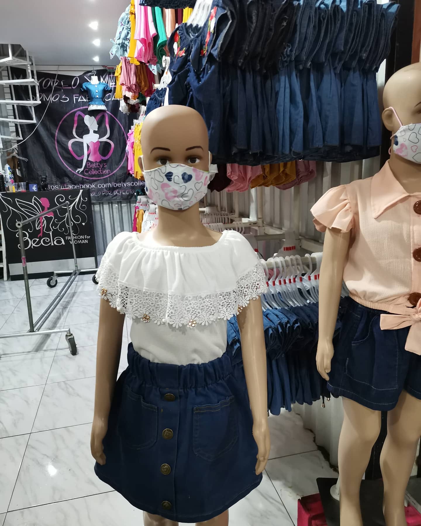 Falda de mezclilla de niña con botones al frente y bolsas