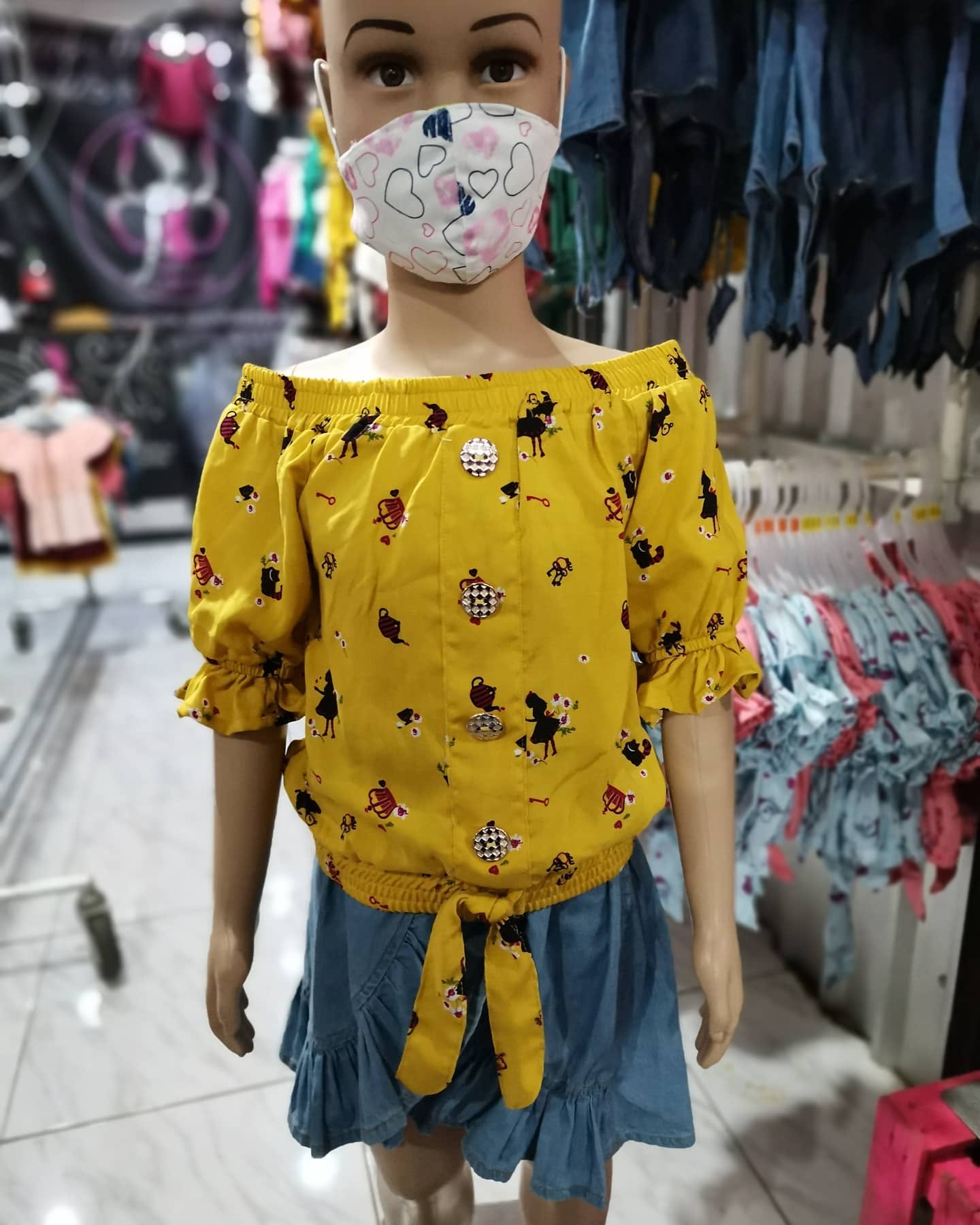Blusa campesina de niña estampada con botones de pedrería y amarre