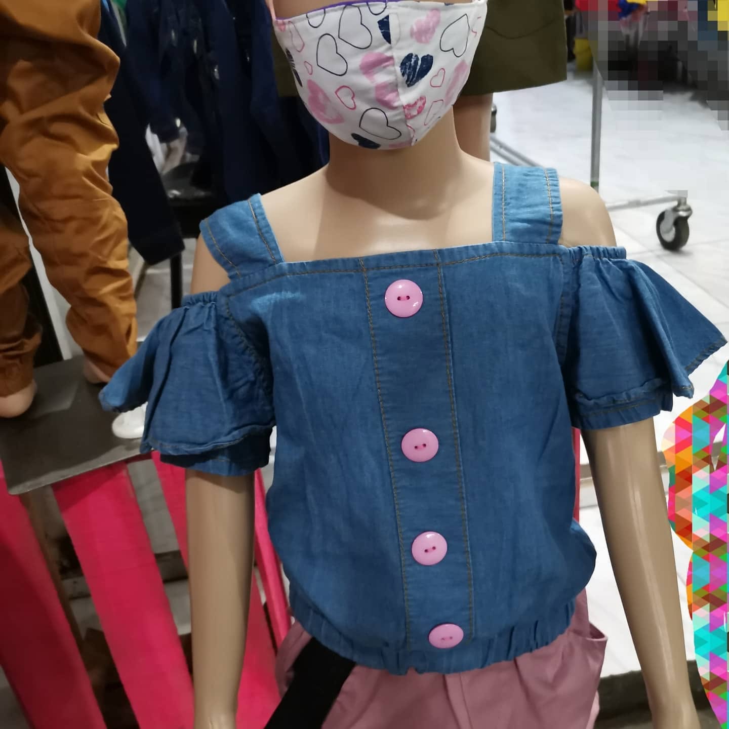 Blusa de mezclilla de niña con hombros descubiertos y botones