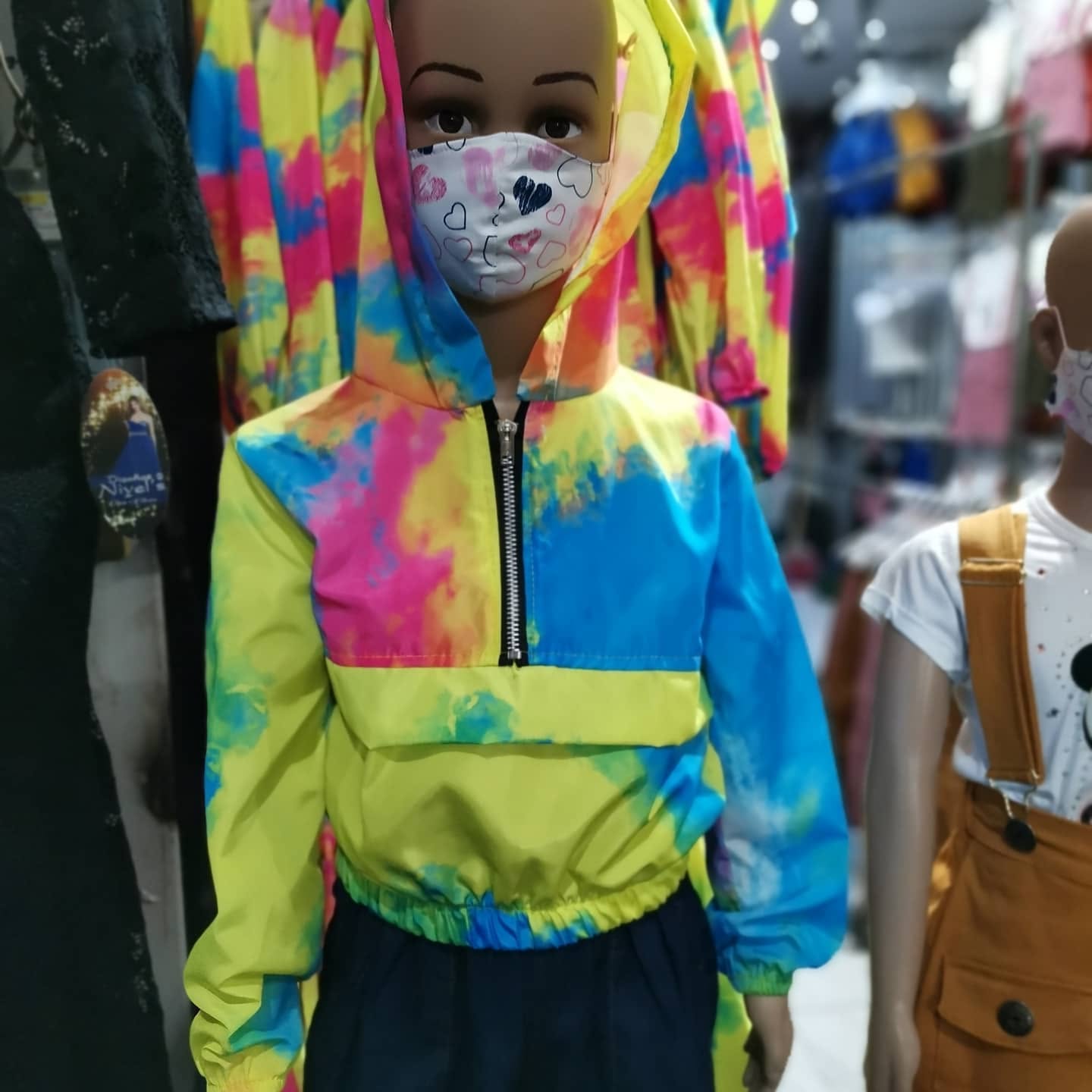 Rompevientos de niña tie-dye con capucha y bolsa canguro