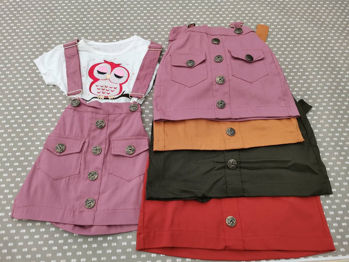 Conjunto de niña playera de búho con falda de tirantes y botones