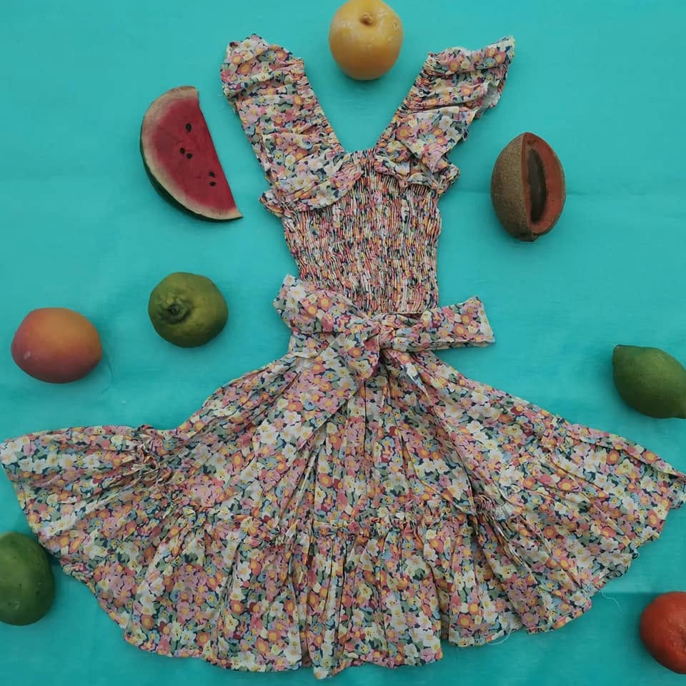 Vestido de niña fruncido de tirantes con olanes estampado floral
