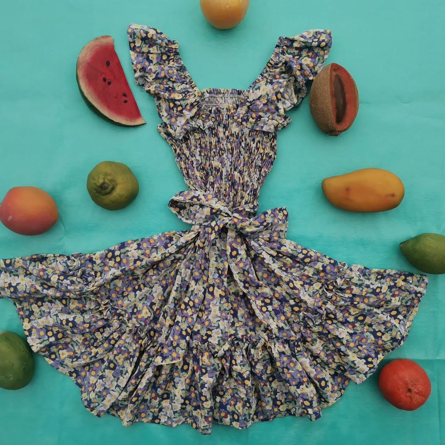 Vestido de niña fruncido de tirantes con olanes estampado floral
