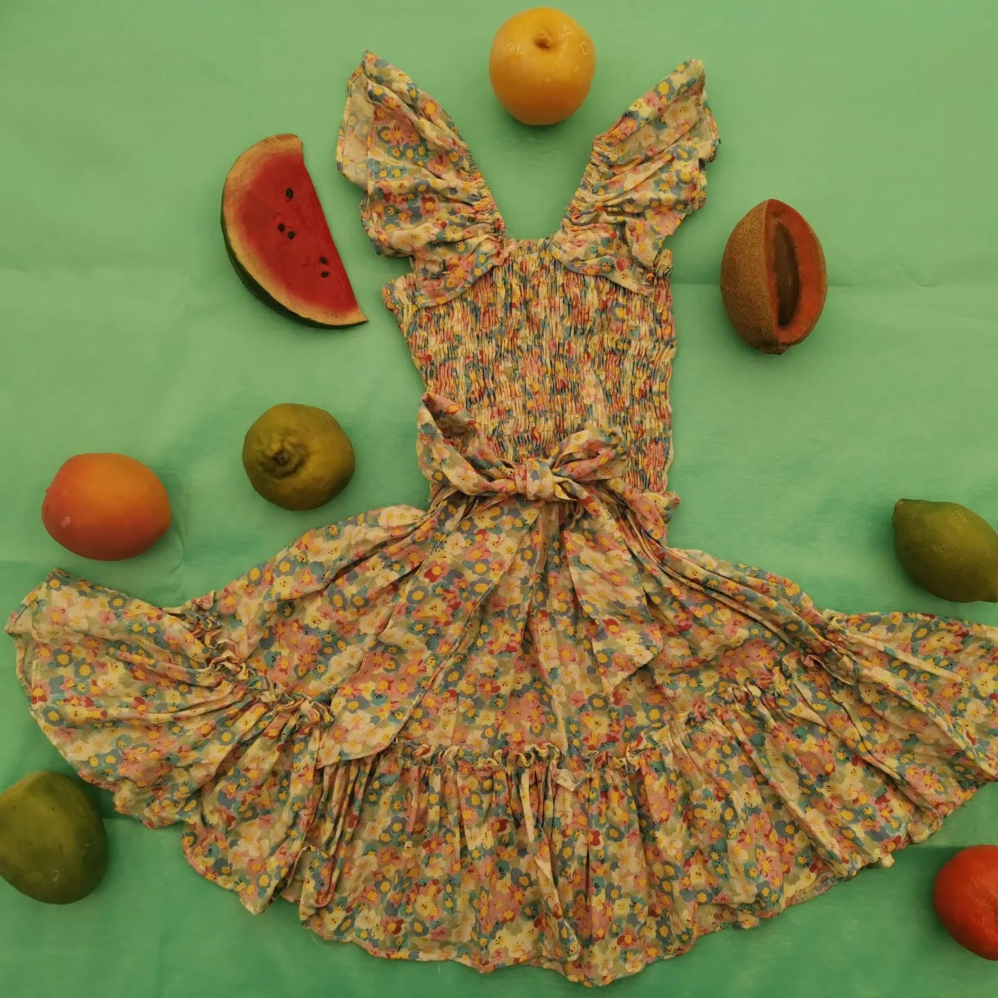 Vestido de niña fruncido de tirantes con olanes estampado floral