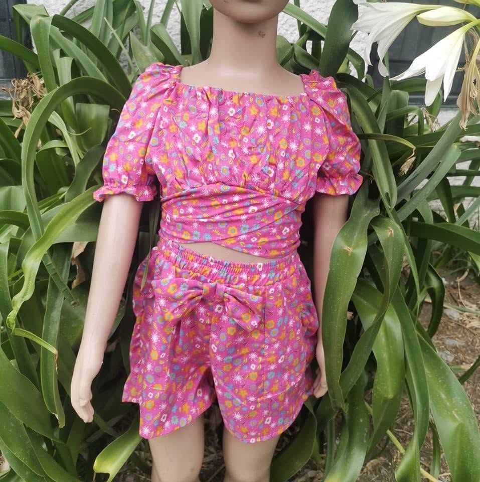 Conjunto de niña blusa cruzada con short de moño estampado floral