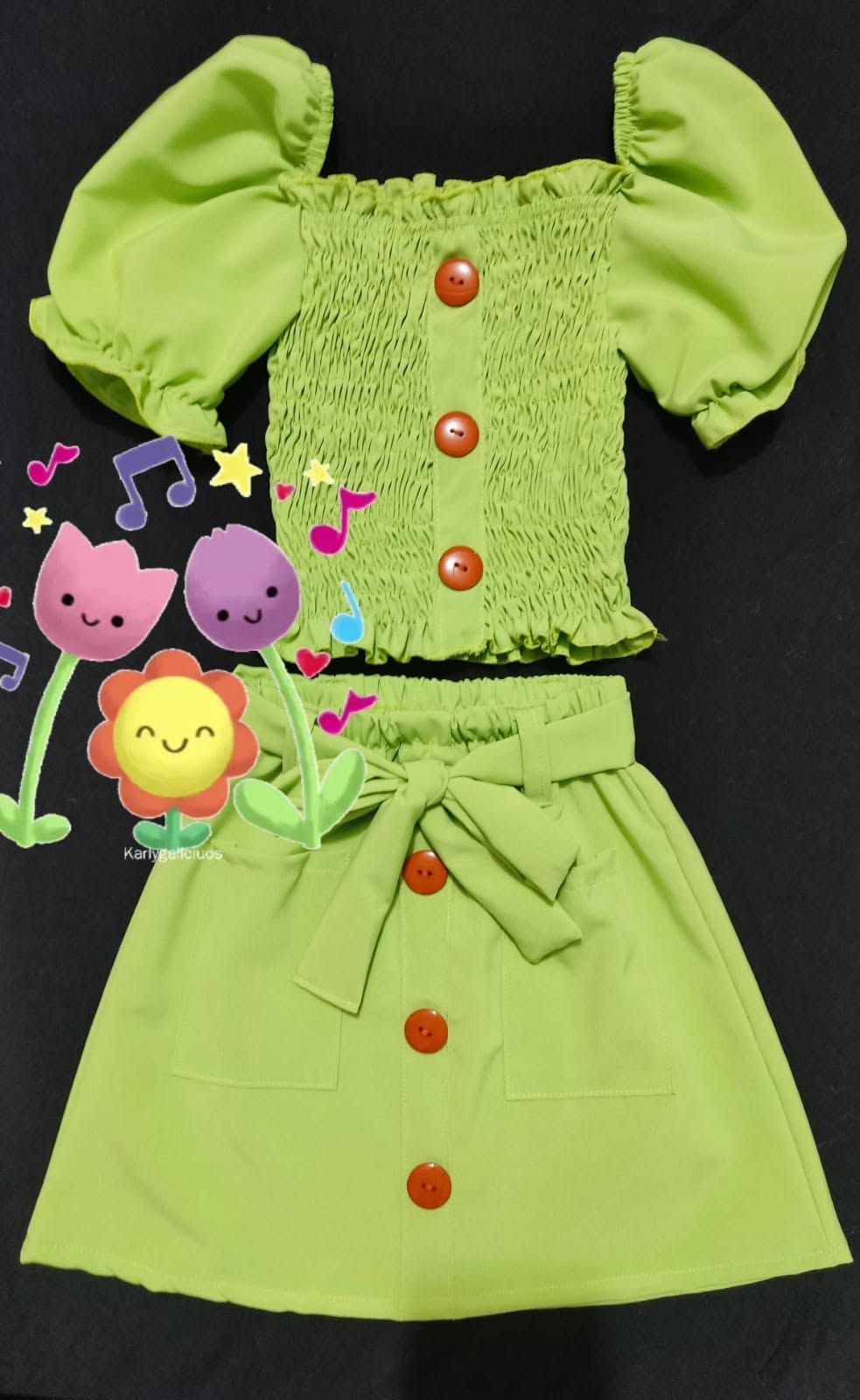 Conjunto de niña top fruncido con falda de botones