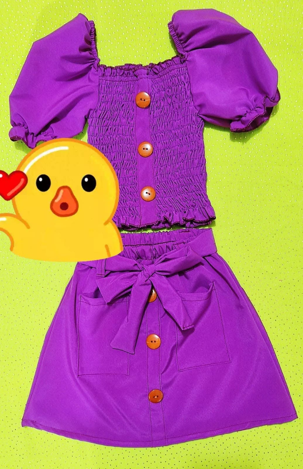 Conjunto de niña top fruncido con falda de botones