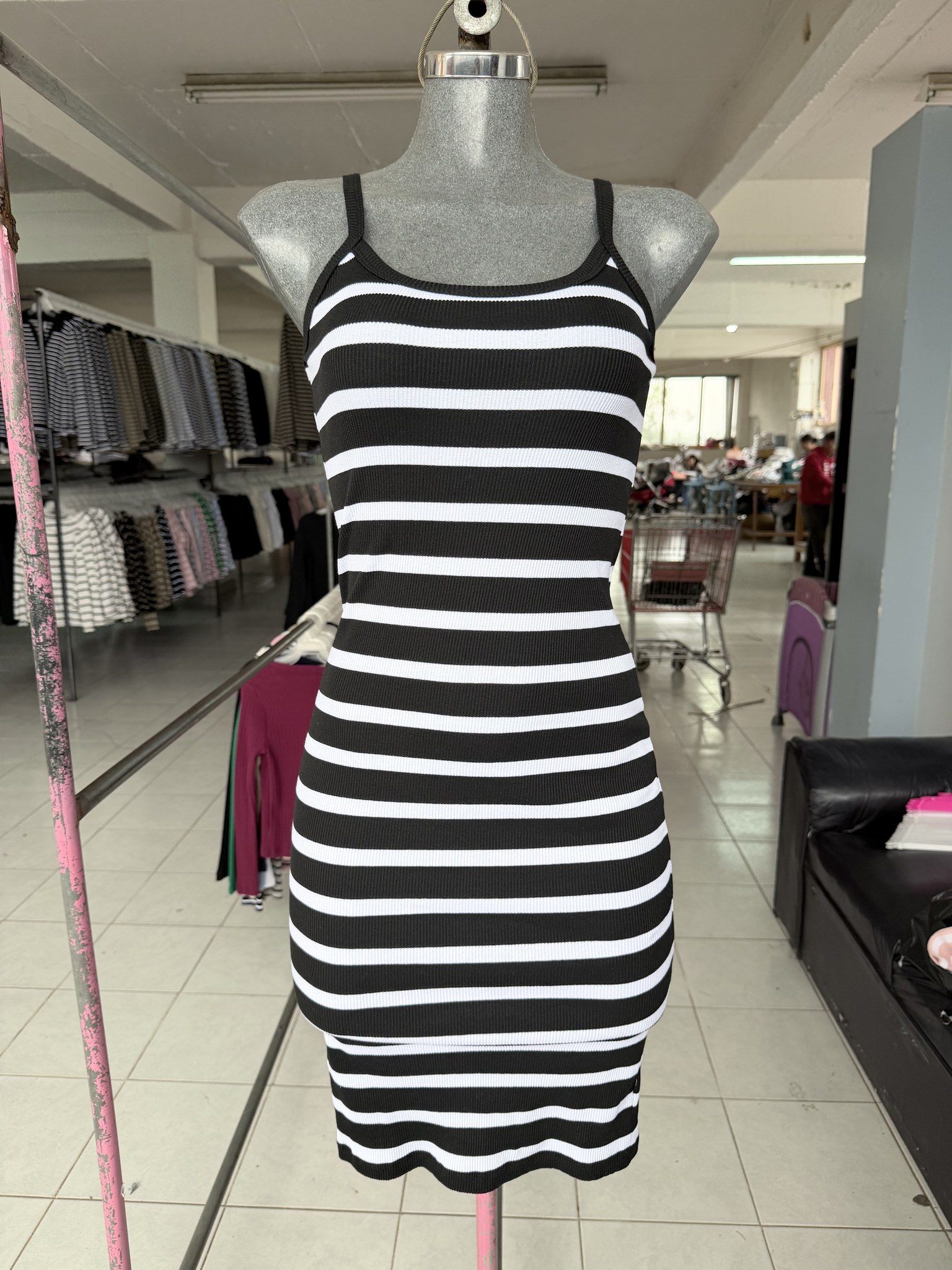 Vestido Melissa midi de tirantes a rayas, ajustado