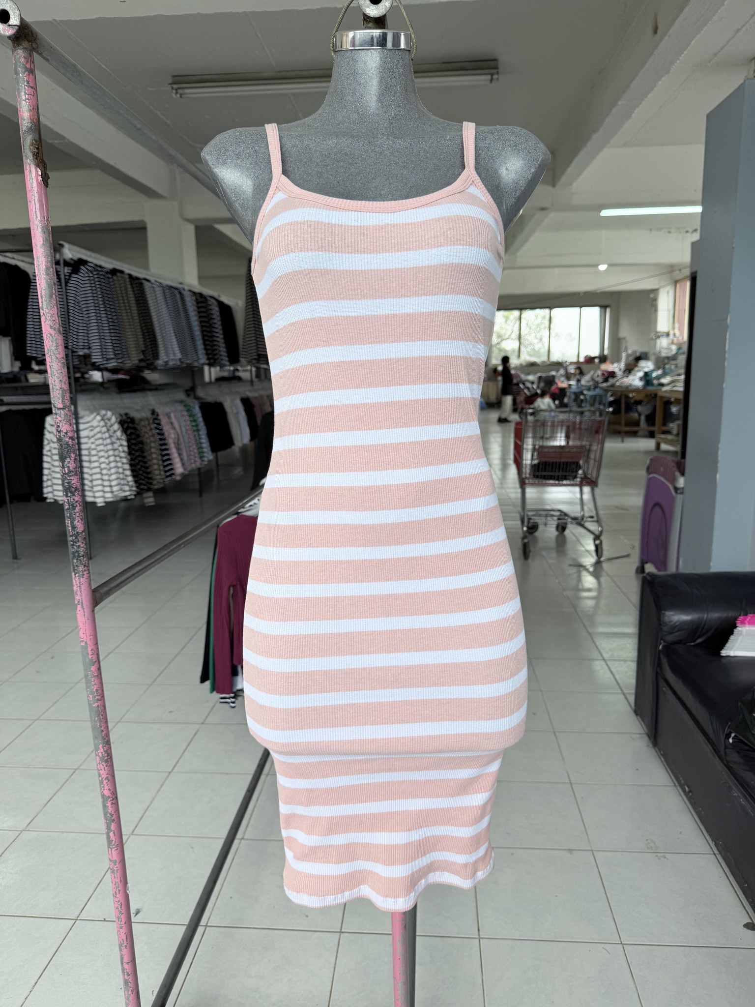 Vestido Melissa midi de tirantes a rayas, ajustado