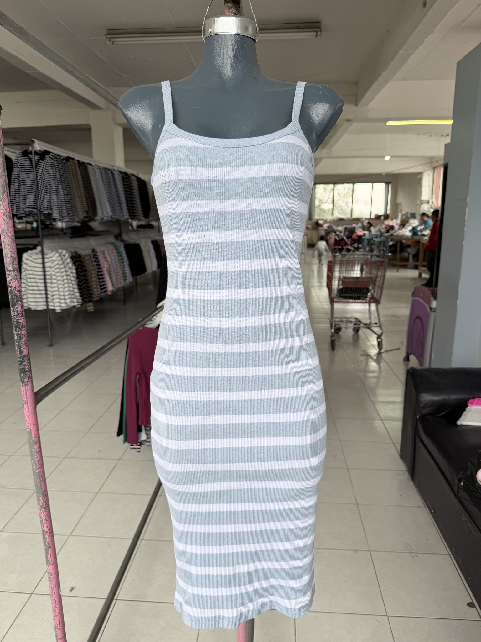 Vestido Melissa midi de tirantes a rayas, ajustado