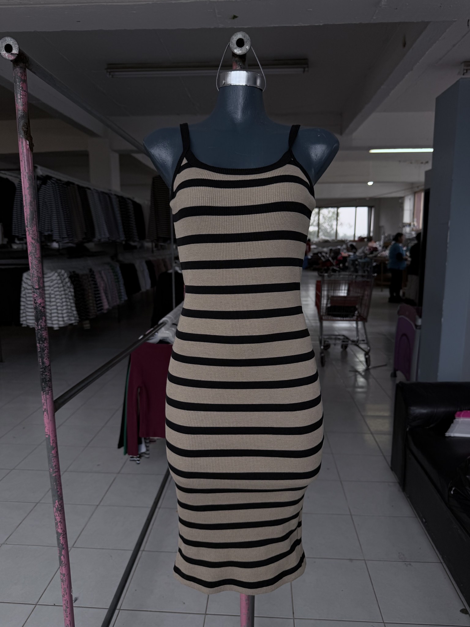 Vestido Melissa midi de tirantes a rayas, ajustado