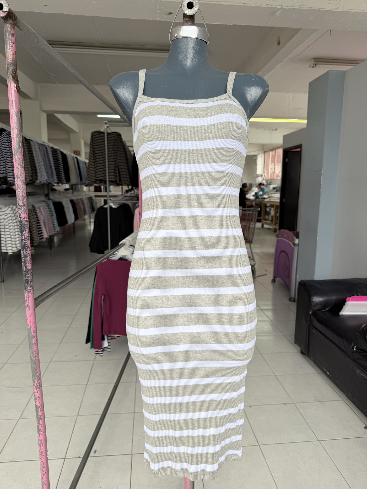 Vestido Melissa midi de tirantes a rayas, ajustado