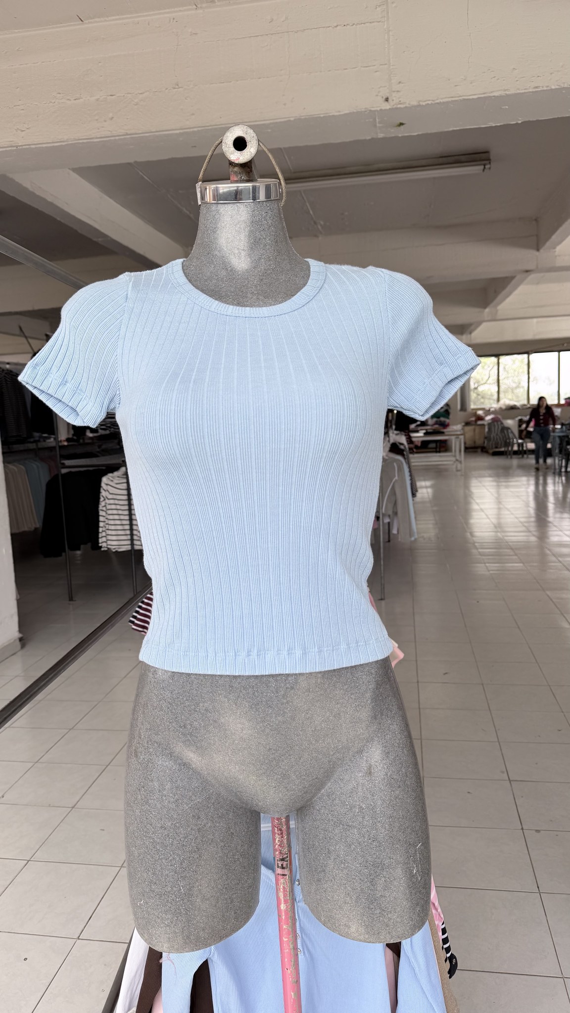 Blusa básica de viscosa acanalada, manga corta y cuello redondo