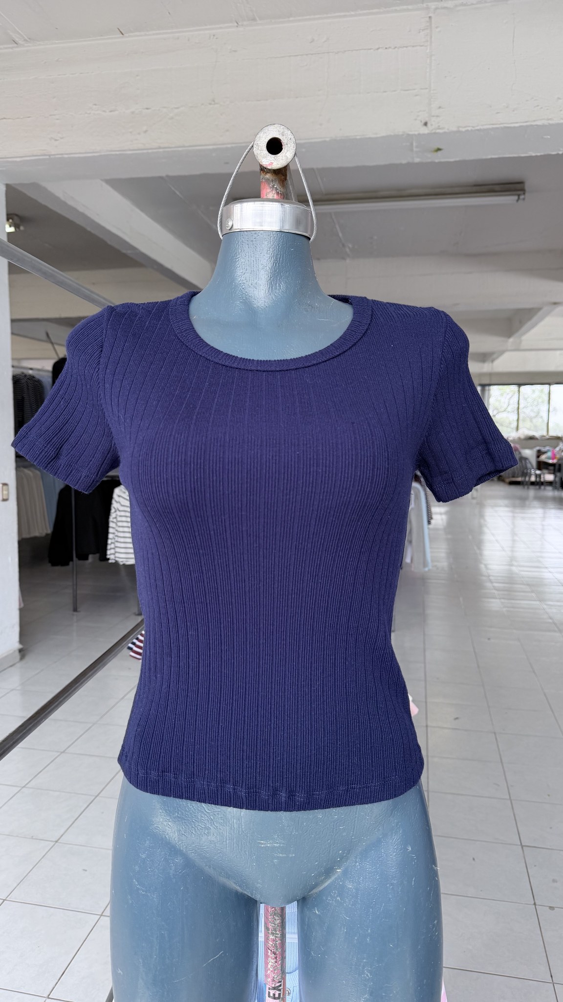 Blusa básica de viscosa acanalada, manga corta y cuello redondo
