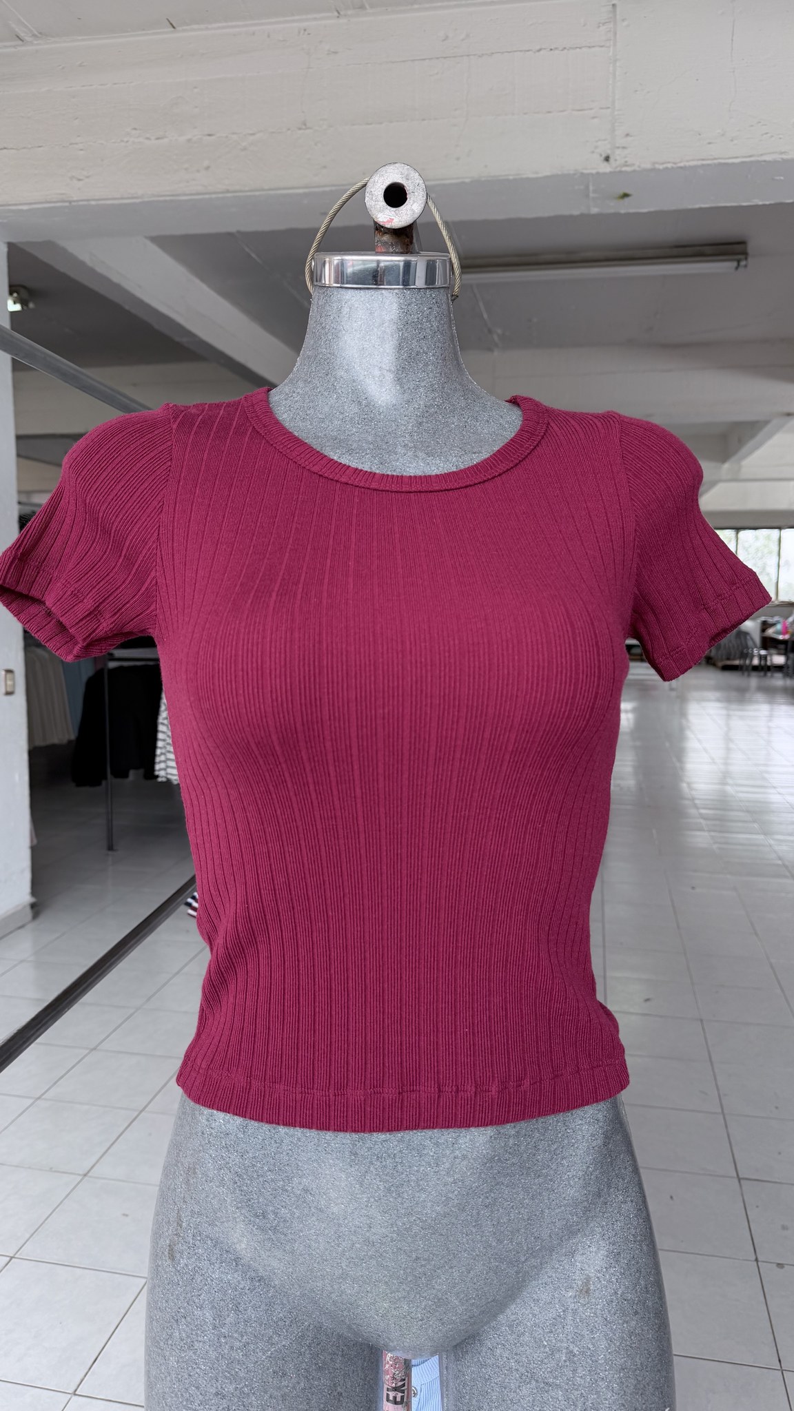 Blusa básica de viscosa acanalada, manga corta y cuello redondo