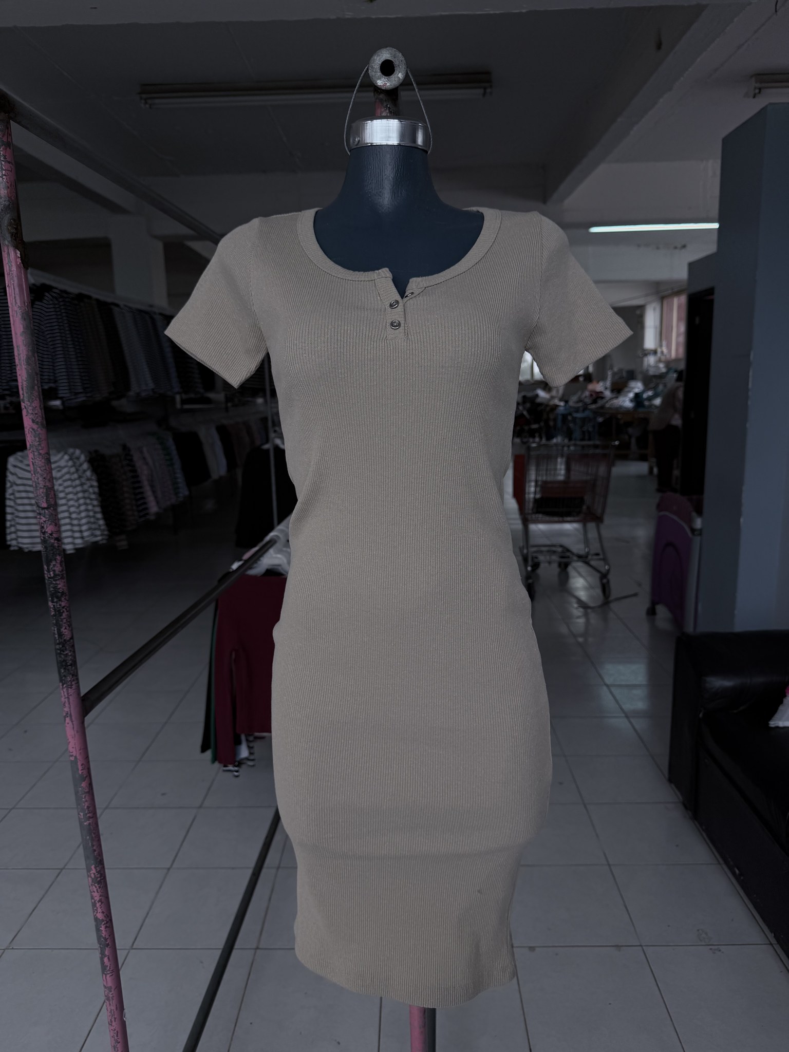 Vestido Florencia midi acanalado con botones simulados y manga corta