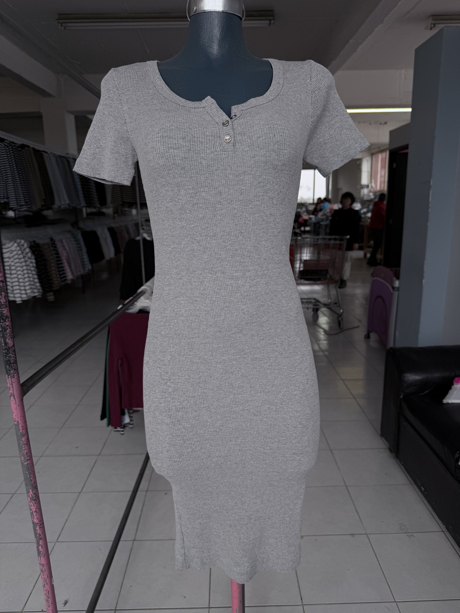 Vestido Florencia midi acanalado con botones simulados y manga corta