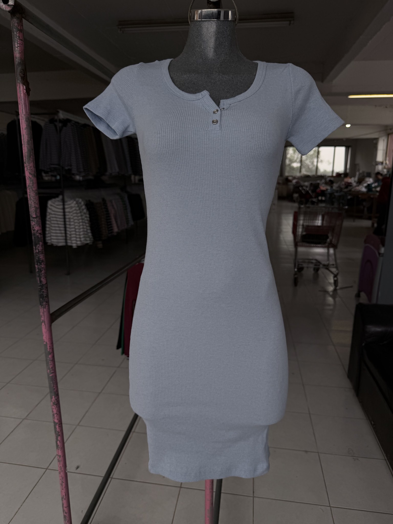 Vestido Florencia midi acanalado con botones simulados y manga corta