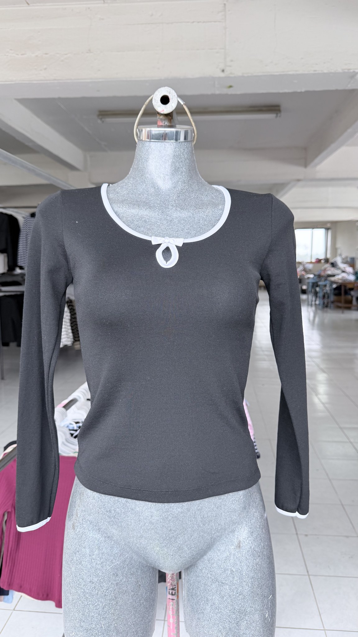Blusa Gota de manga larga con escote de gota y ribete de contraste
