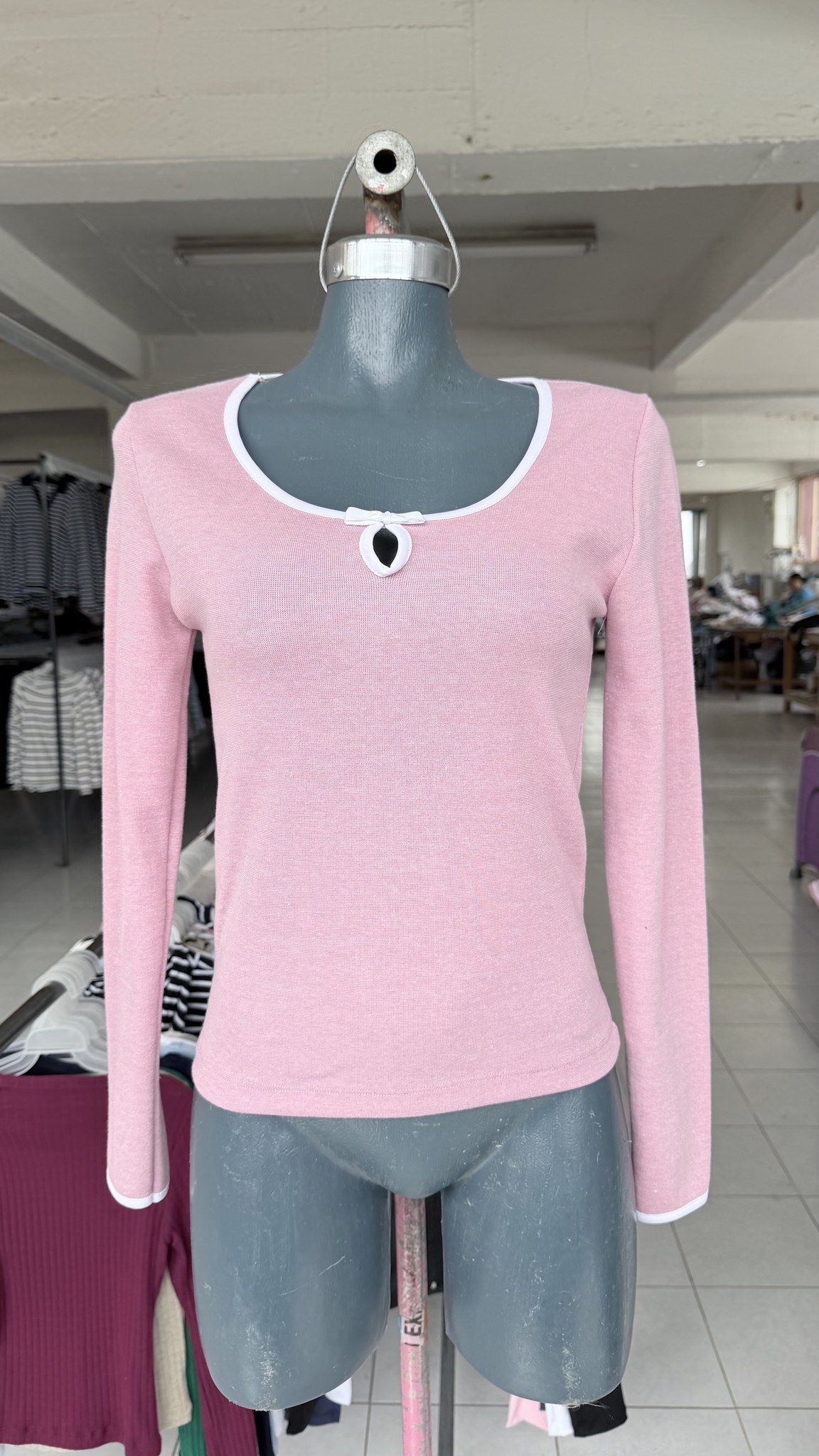 Blusa Gota de manga larga con escote de gota y ribete de contraste