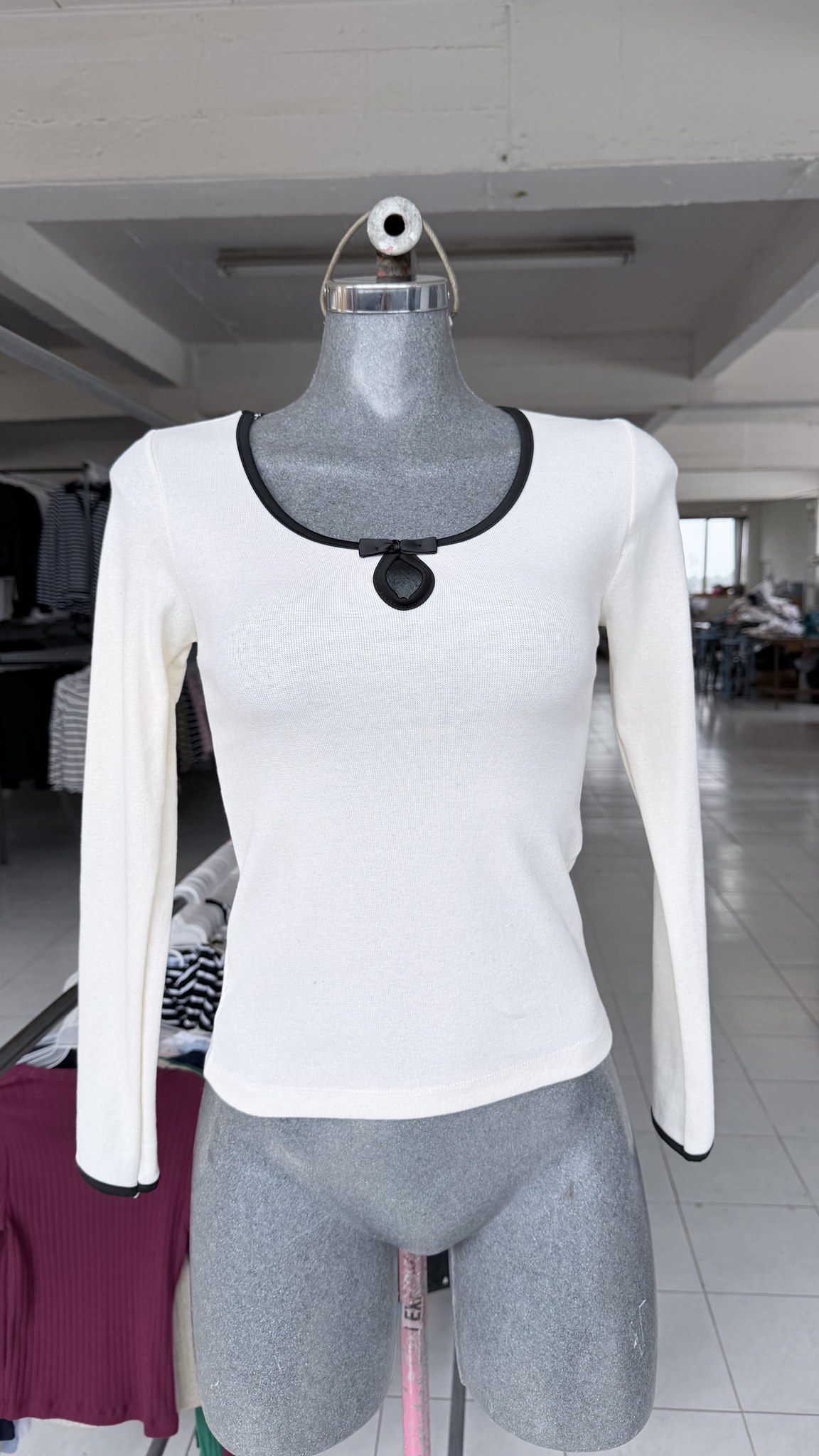 Blusa Gota de manga larga con escote de gota y ribete de contraste