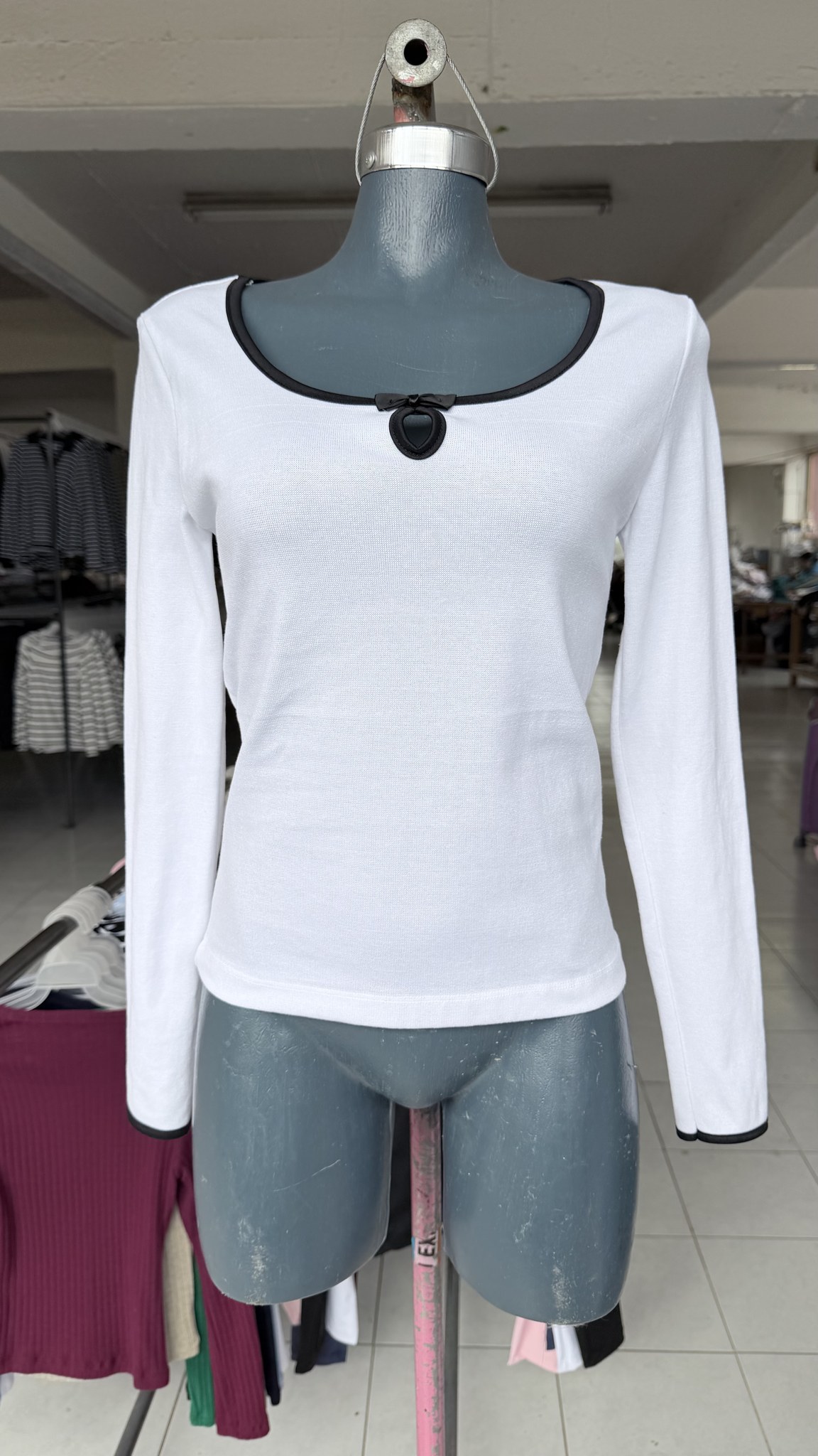 Blusa Gota de manga larga con escote de gota y ribete de contraste