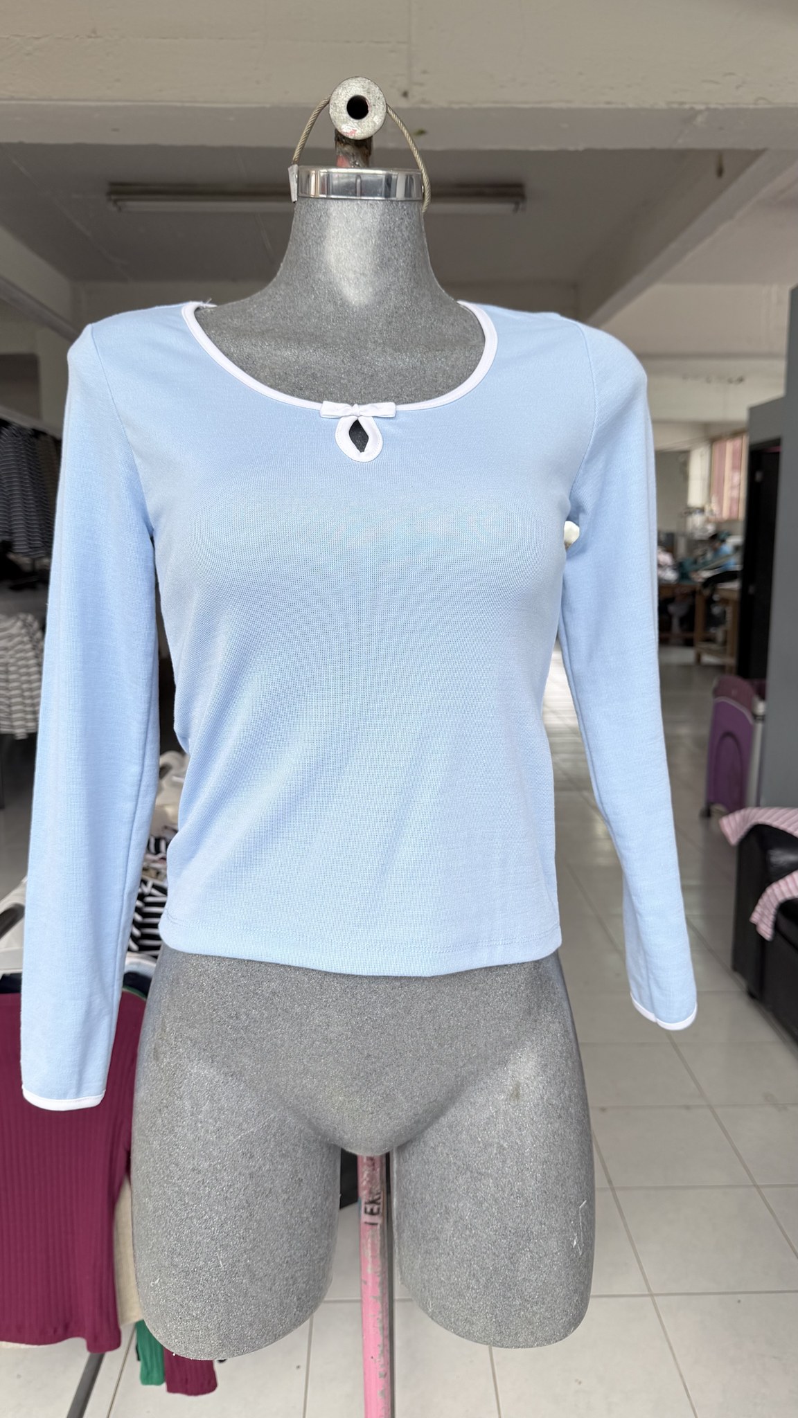 Blusa Gota de manga larga con escote de gota y ribete de contraste