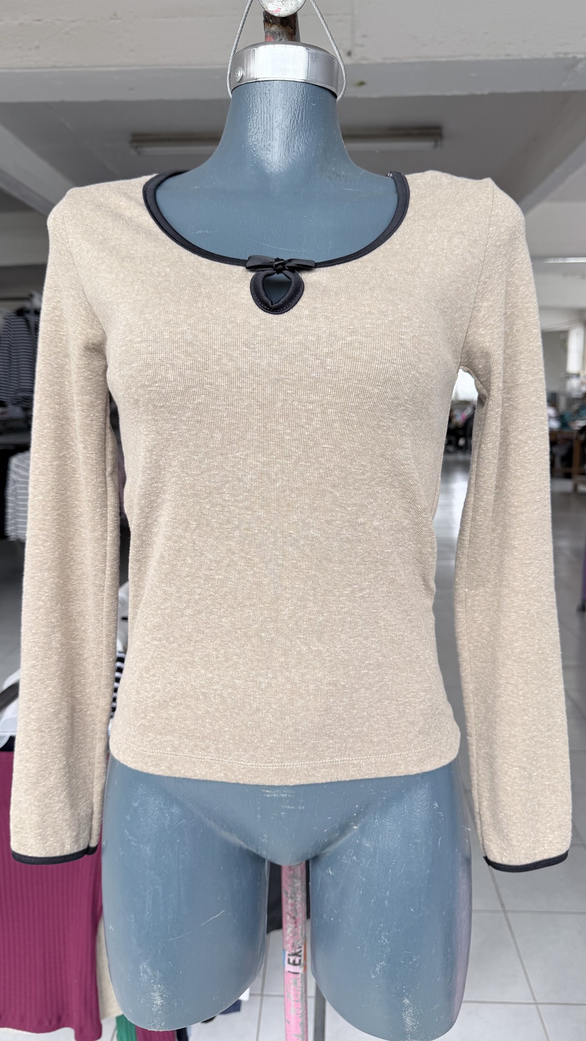 Blusa Gota de manga larga con escote de gota y ribete de contraste