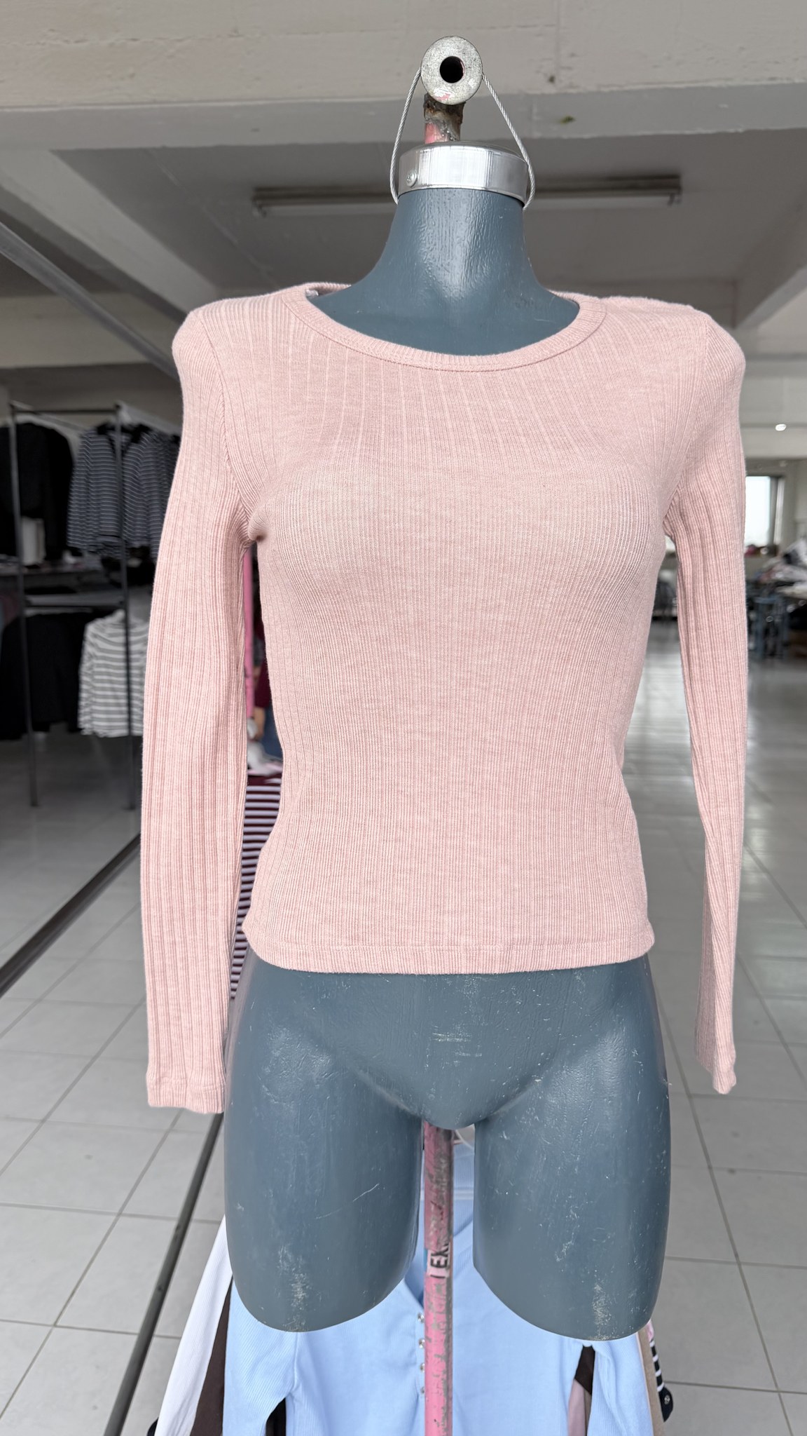 Blusa básica de viscosa acanalada, manga larga y cuello redondo