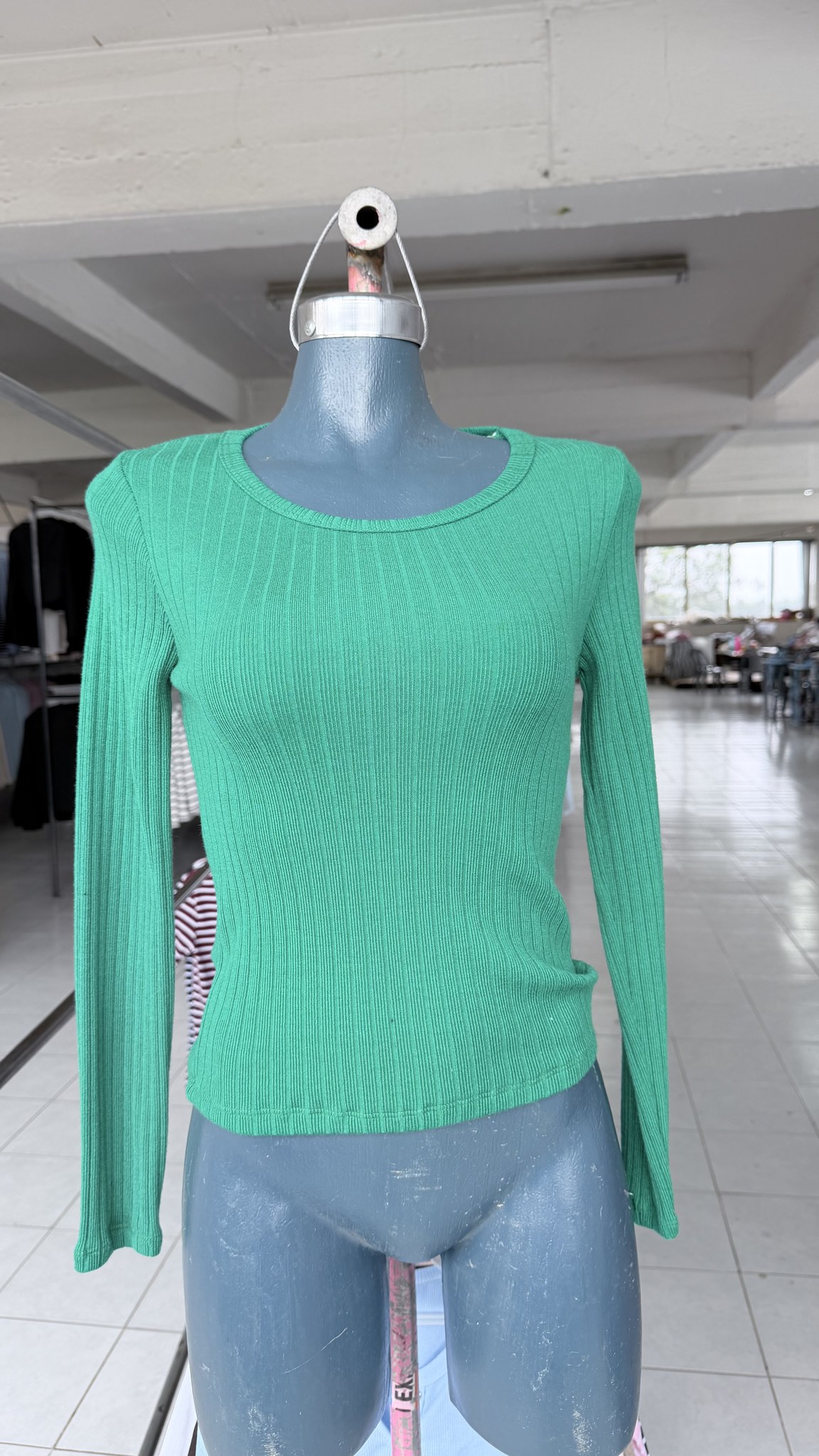 Blusa básica de viscosa acanalada, manga larga y cuello redondo