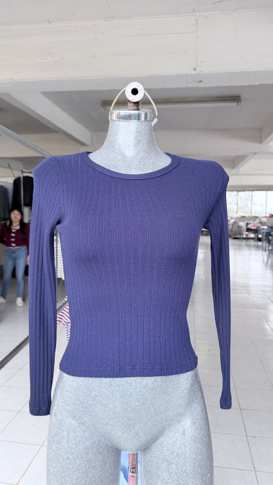 Blusa básica de viscosa acanalada, manga larga y cuello redondo