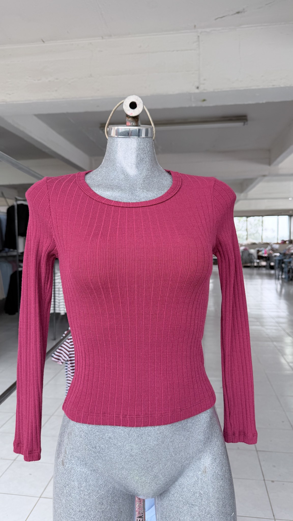 Blusa básica de viscosa acanalada, manga larga y cuello redondo