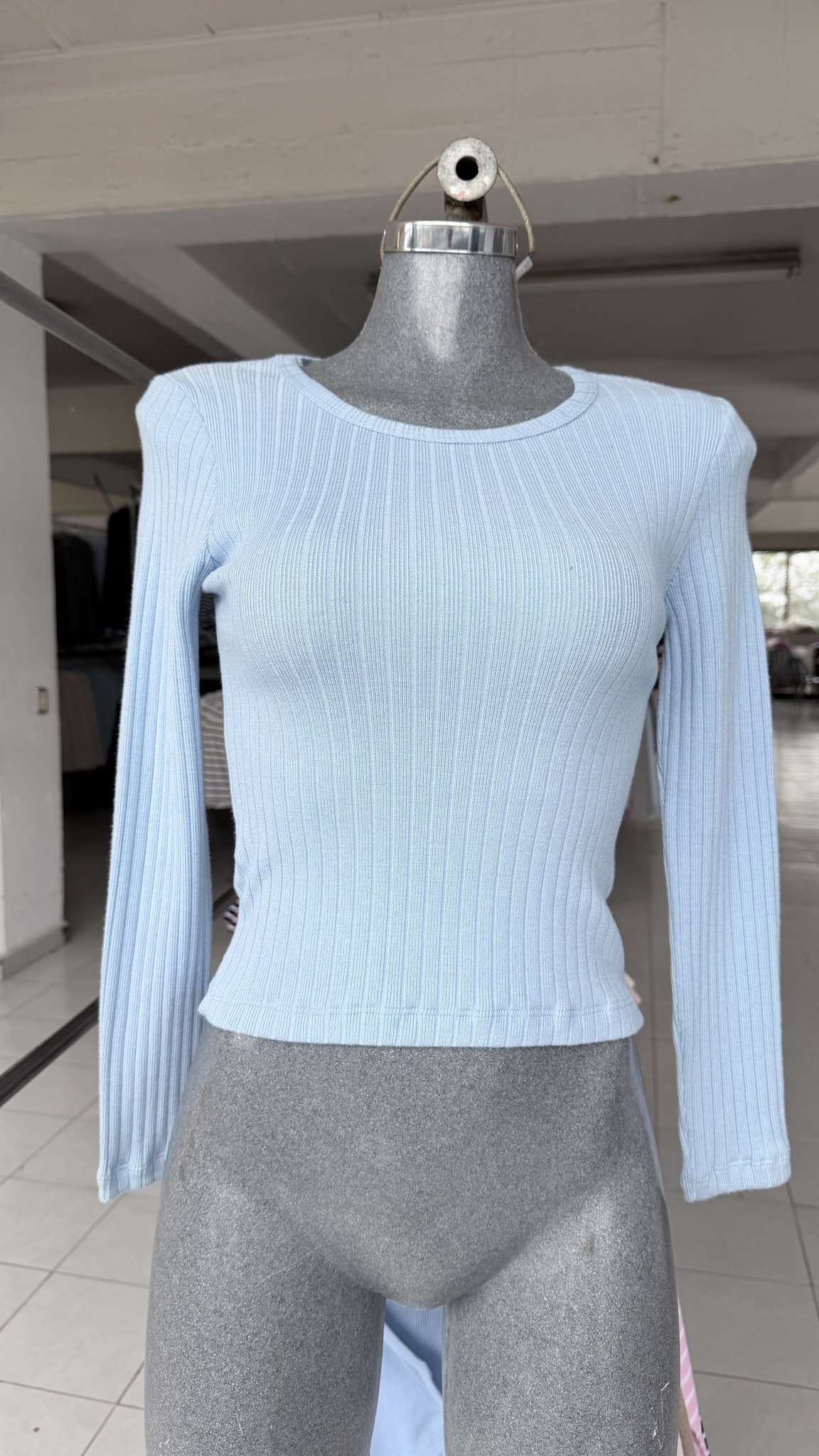 Blusa básica de viscosa acanalada, manga larga y cuello redondo