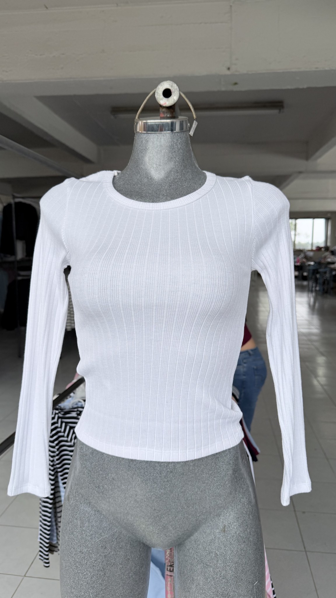 Blusa básica de viscosa acanalada, manga larga y cuello redondo