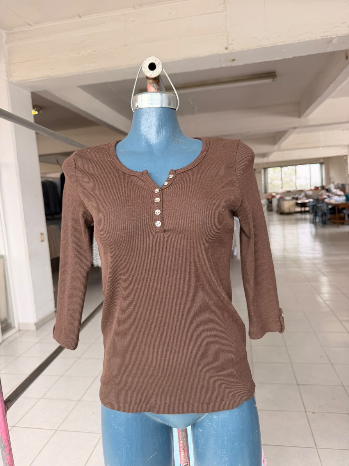 Blusa Sandy estilo Henley acanalada con botones y manga 3/4