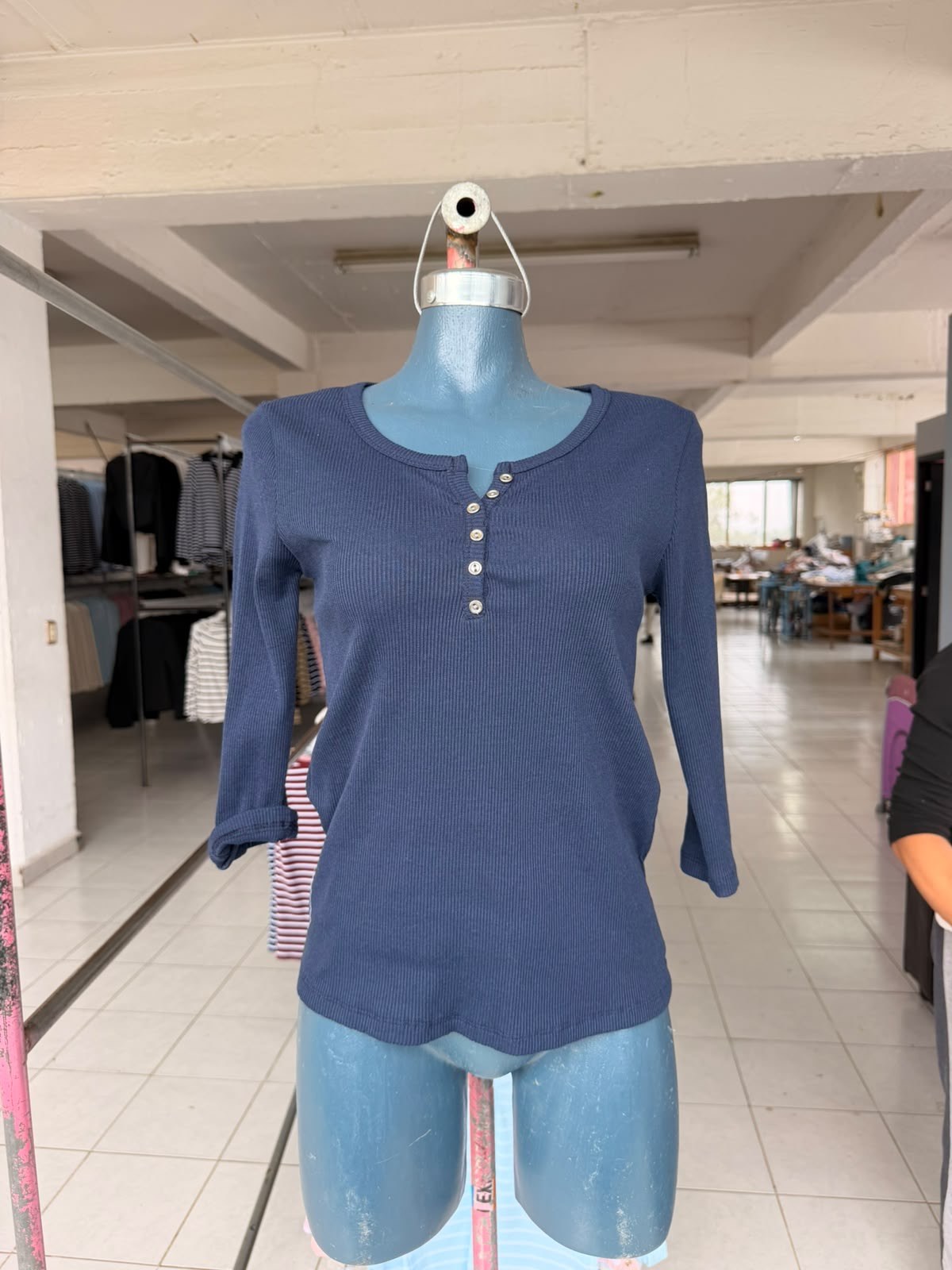 Blusa Sandy estilo Henley acanalada con botones y manga 3/4