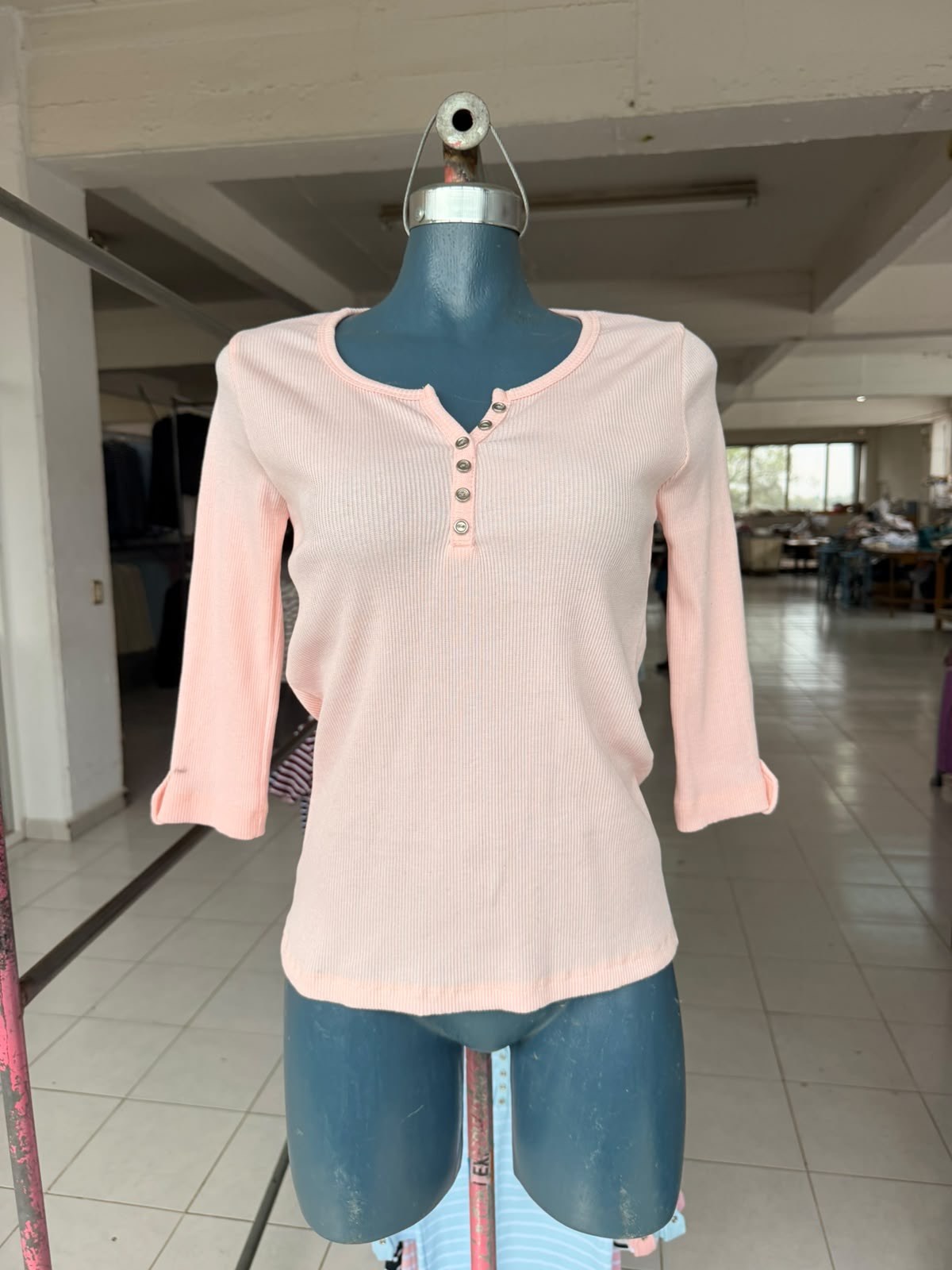 Blusa Sandy estilo Henley acanalada con botones y manga 3/4