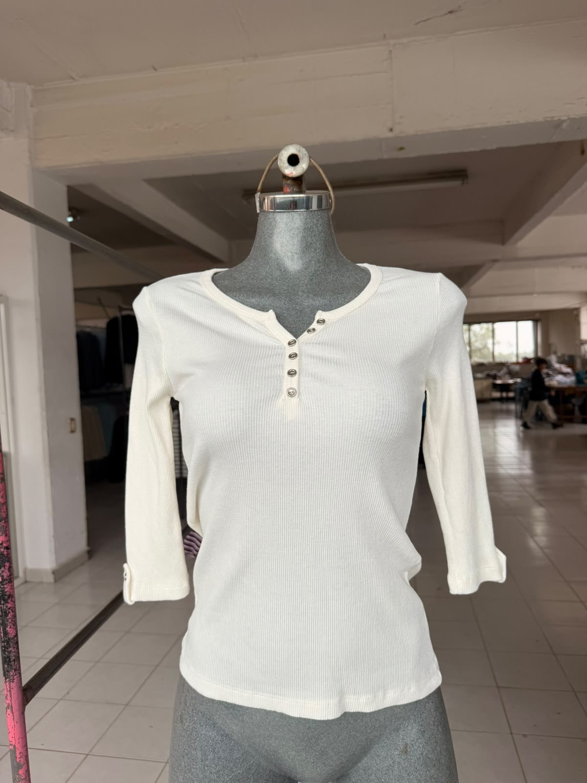 Blusa Sandy estilo Henley acanalada con botones y manga 3/4