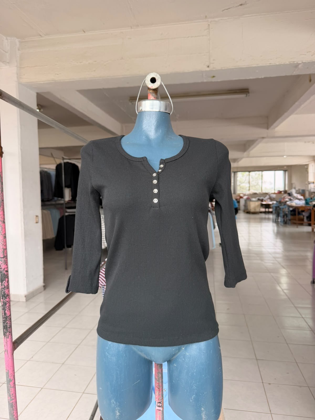 Blusa Sandy estilo Henley acanalada con botones y manga 3/4