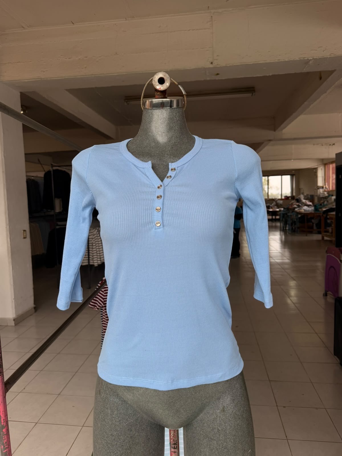 Blusa Sandy estilo Henley acanalada con botones y manga 3/4