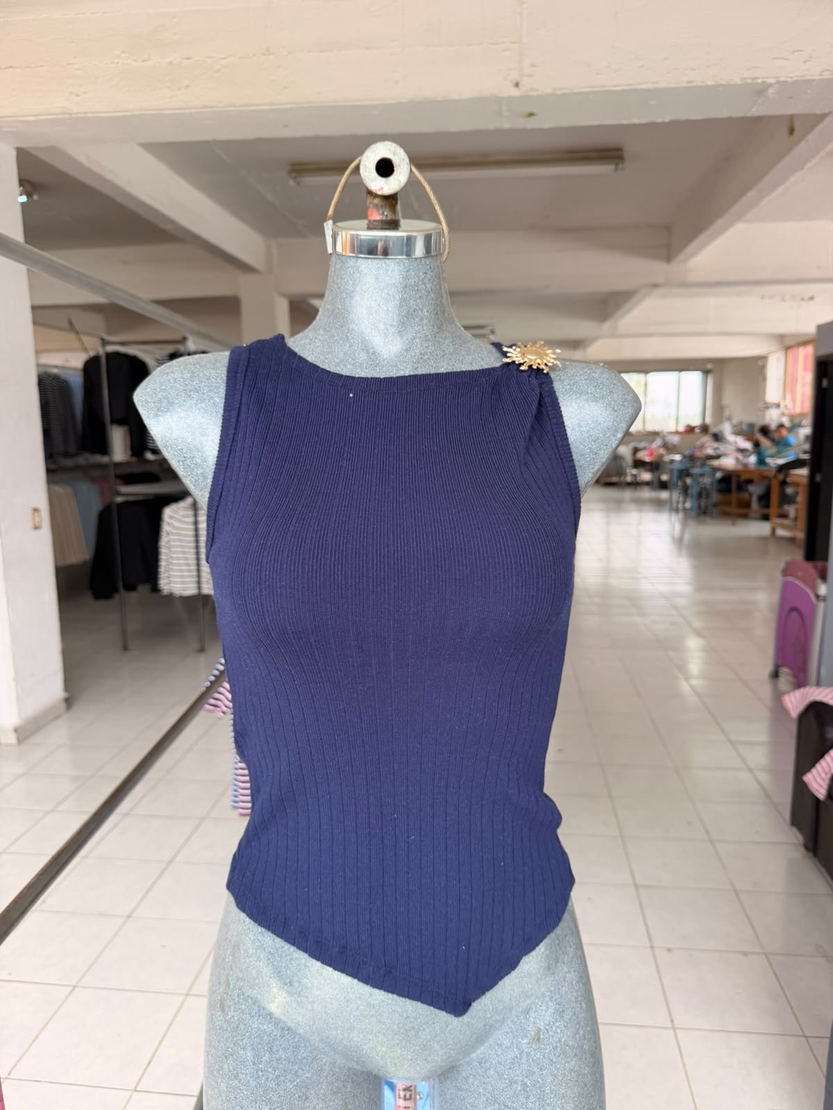 Blusa Atenea sin mangas de viscosa acanalada con broche dorado