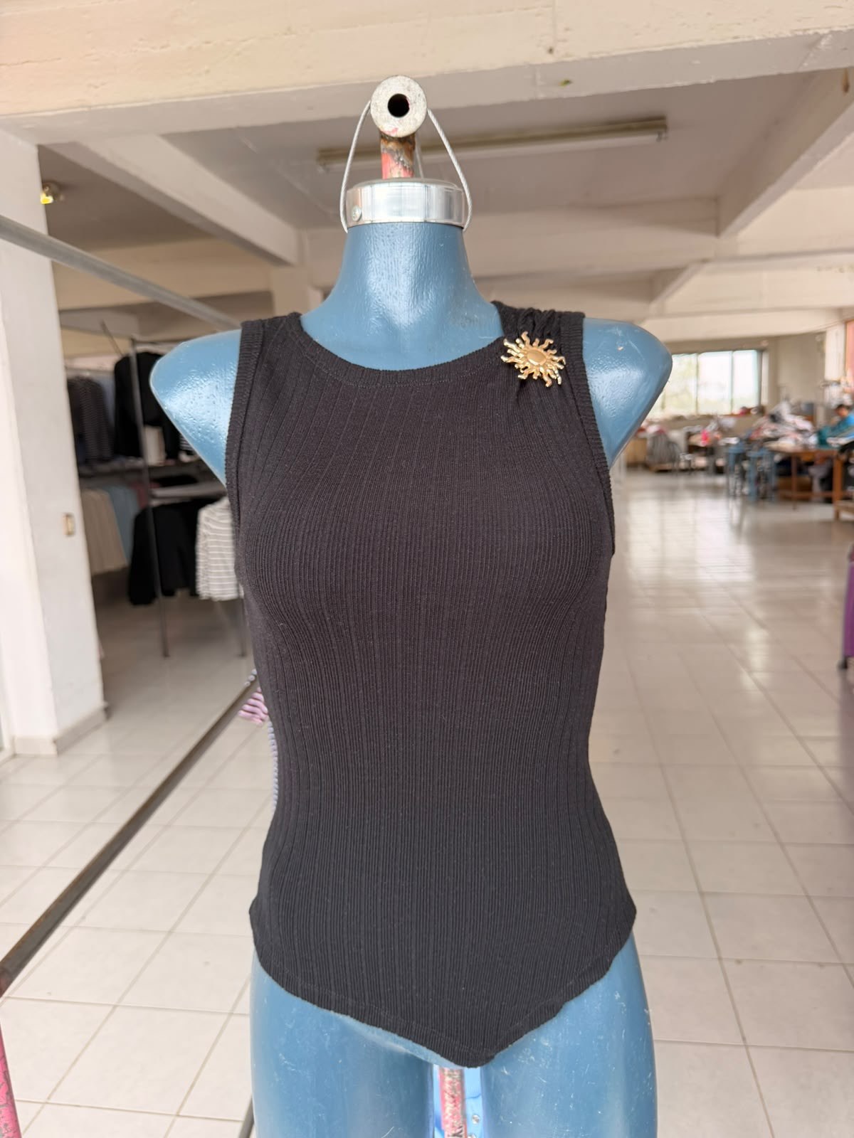 Blusa Atenea sin mangas de viscosa acanalada con broche dorado