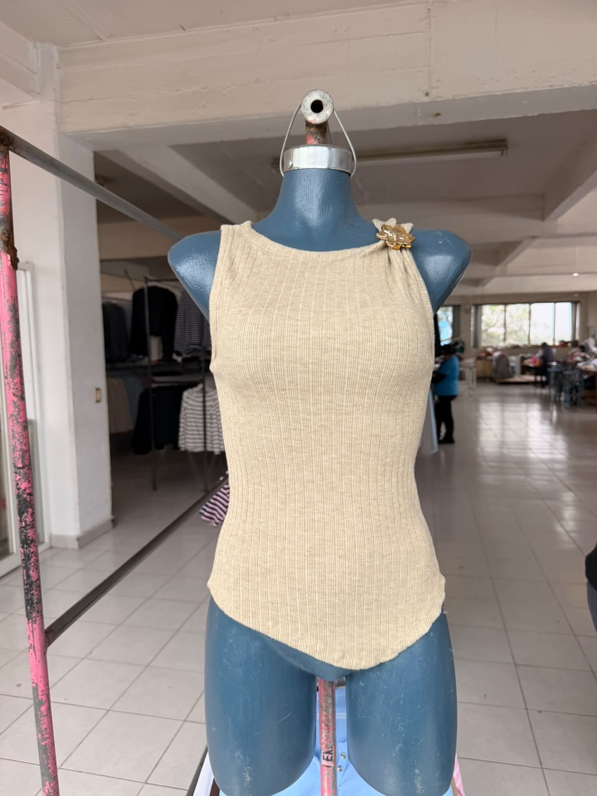Blusa Atenea sin mangas de viscosa acanalada con broche dorado