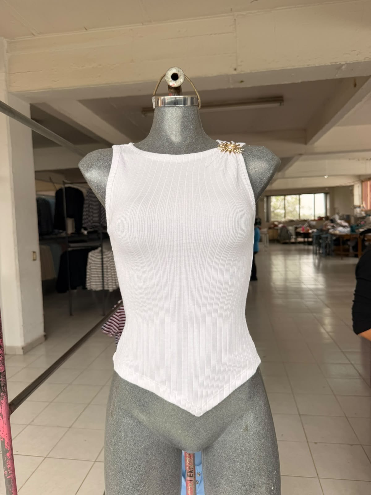 Blusa Atenea sin mangas de viscosa acanalada con broche dorado