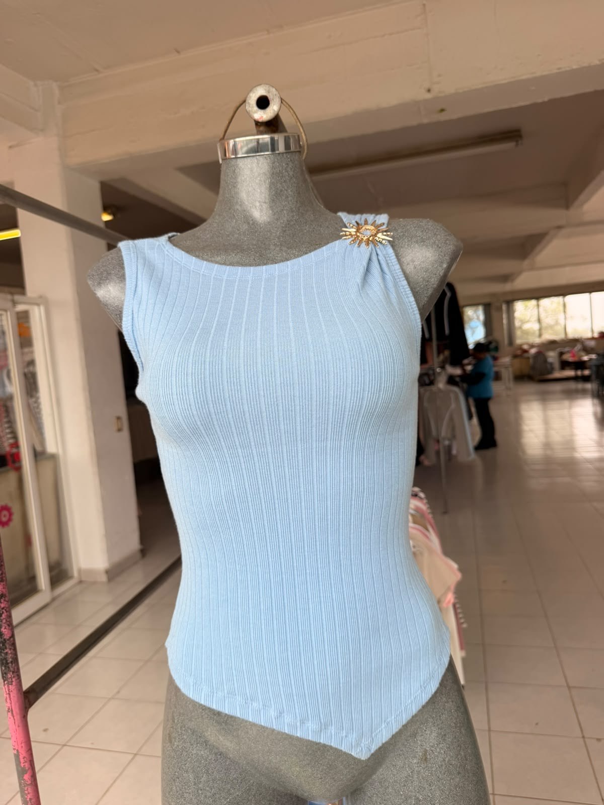 Blusa Atenea sin mangas de viscosa acanalada con broche dorado